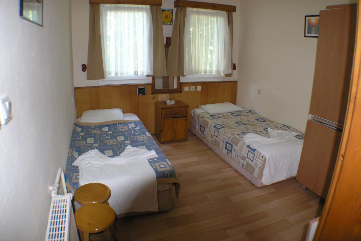 Minibar, in-room safe, desk, iron/ironing board