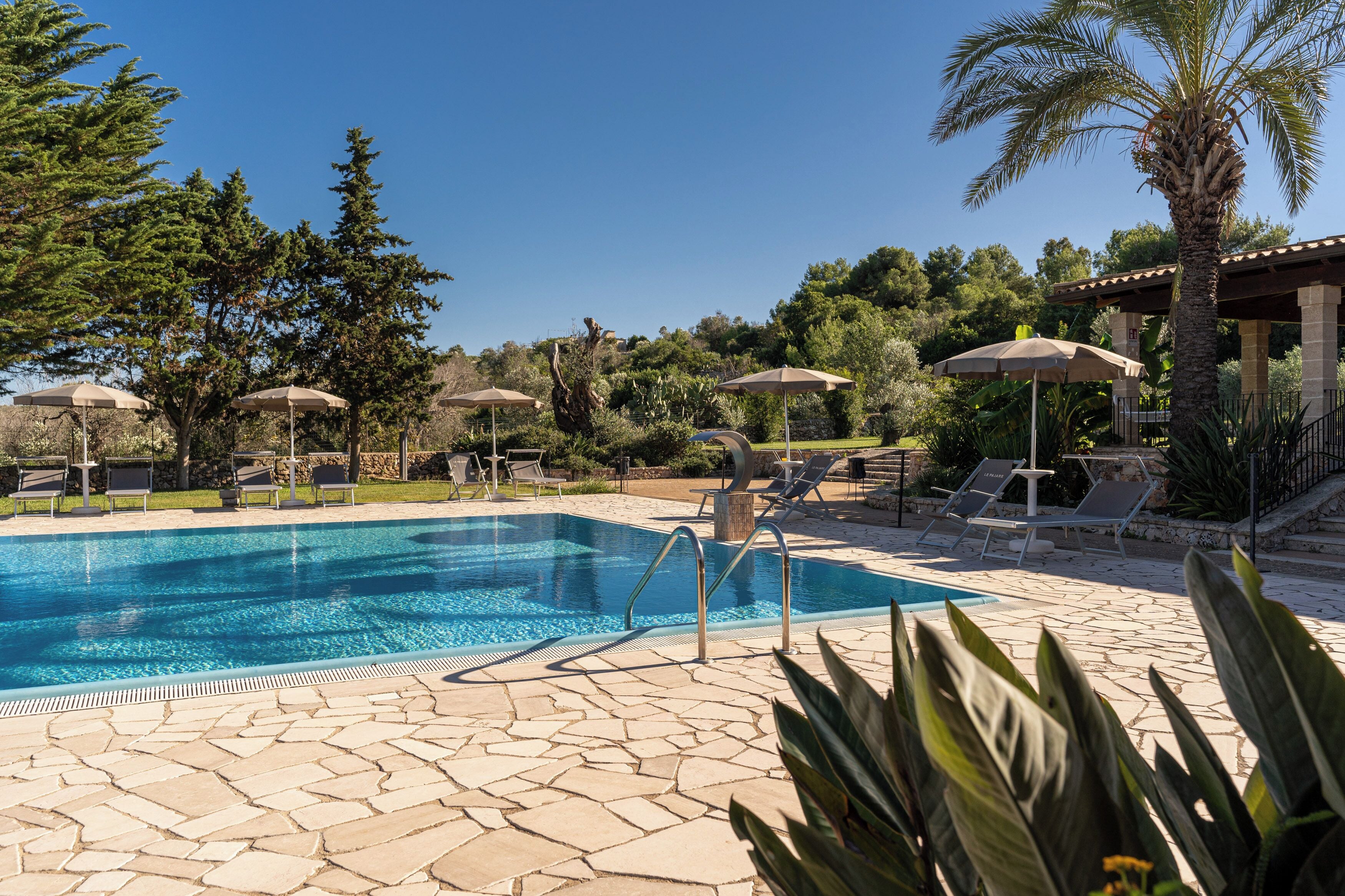 Piscine extérieure (ouverte en saison), parasols de plage