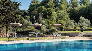 Sæsonbestemt udendørs pool, parasoller