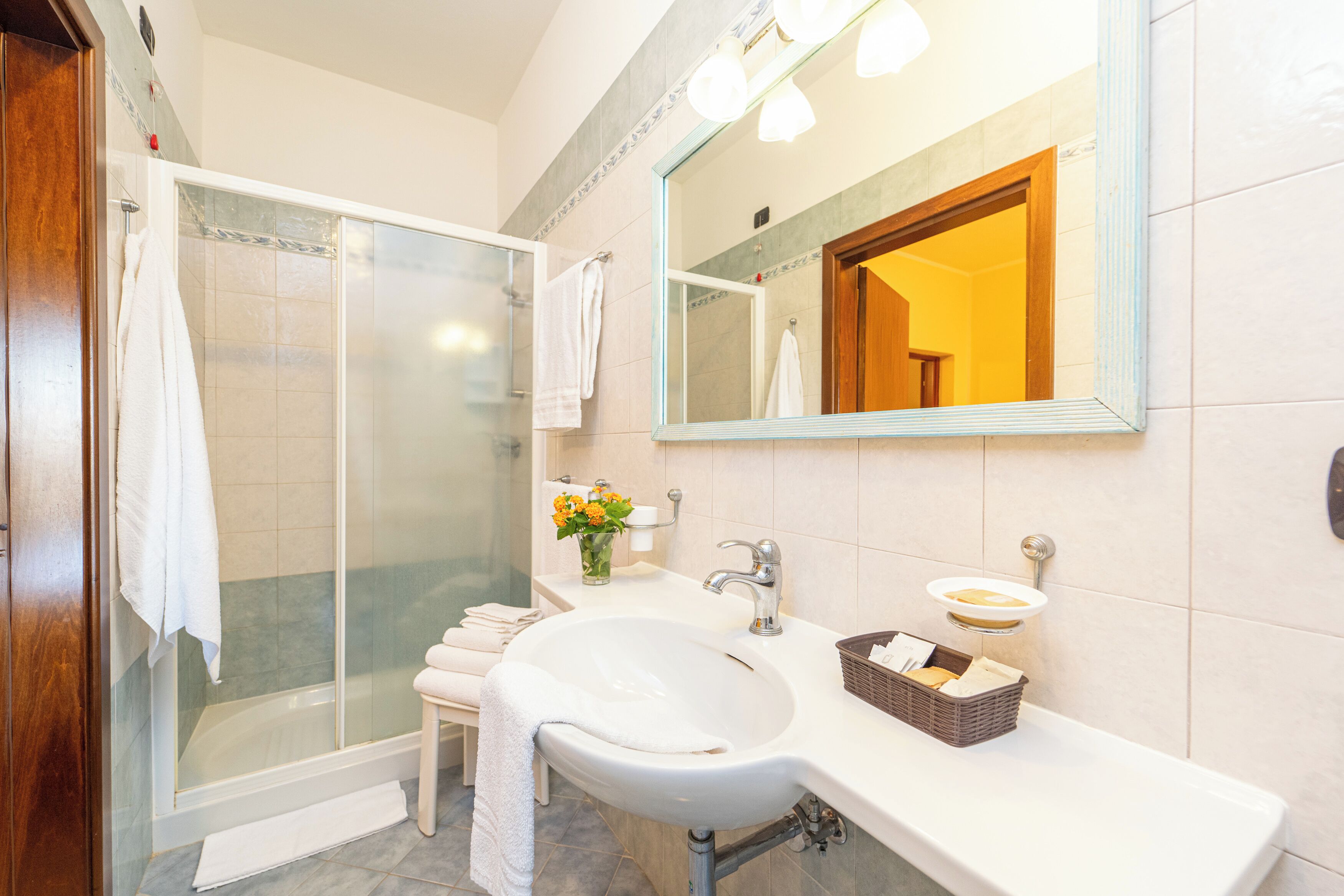 family room, 2 bedrooms | bathroom | combined shower/bathtub, free toiletries, hair dryer, bidet