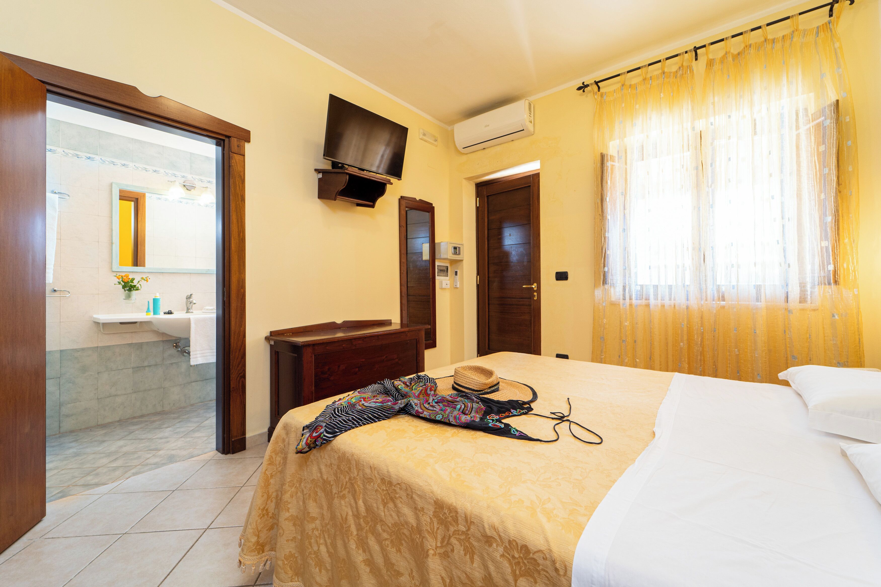 standard double room | 1 bedroom, minibar, in-room safe, desk