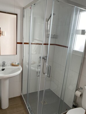 Camera singola | Bagno | Vasca da bagno a immersione totale, set di cortesia gratuito