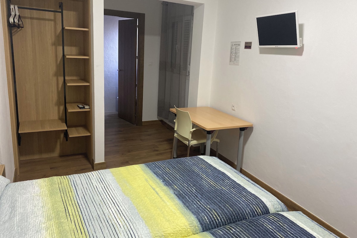 Senger med Select Comfort-madrass, skrivebord og lydisolert