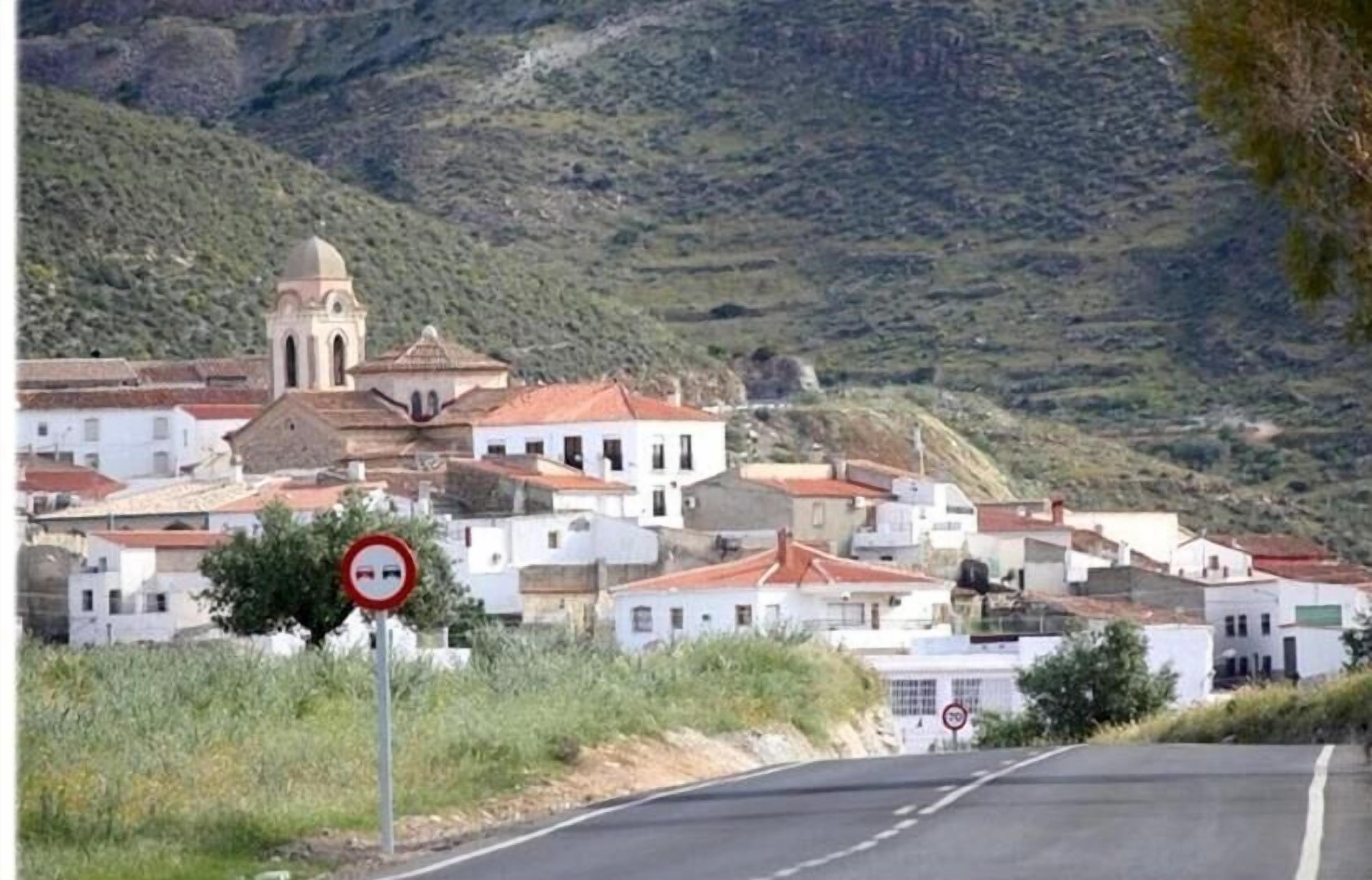 Un pueblo costero con edificios blancos y una iglesia.