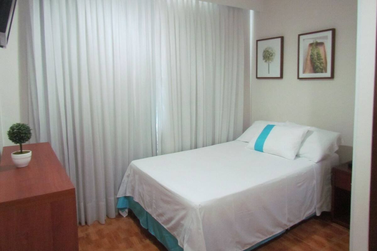 Caja de seguridad en la habitación y escritorio 