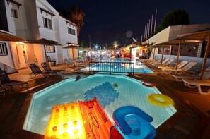 Piscine extérieure, chaises longues