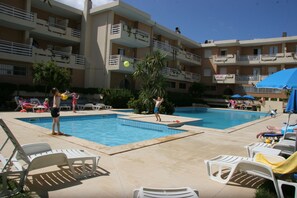 Piscina externa, funciona das 10h30 às 17h, guarda-sóis