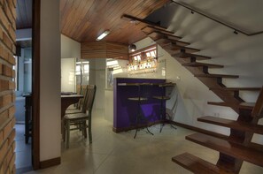 Maisonette, Whirlpool | Essbereich im Zimmer