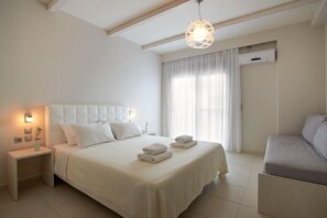 Chambre triple, vue partielle sur la mer | Minibar, coffre-fort, bureau, système d’insonorisation