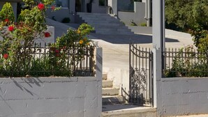 A modern hotel with a two-story structure, a prominent entrance gate, and a sign indicating the name 'Altan Mar'. - Altamar Hotel (Istiaia-Aidipsos)