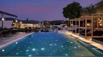 Una piscina con vistas despejadas del entorno, que incluye asientos exteriores y una sección cubierta.