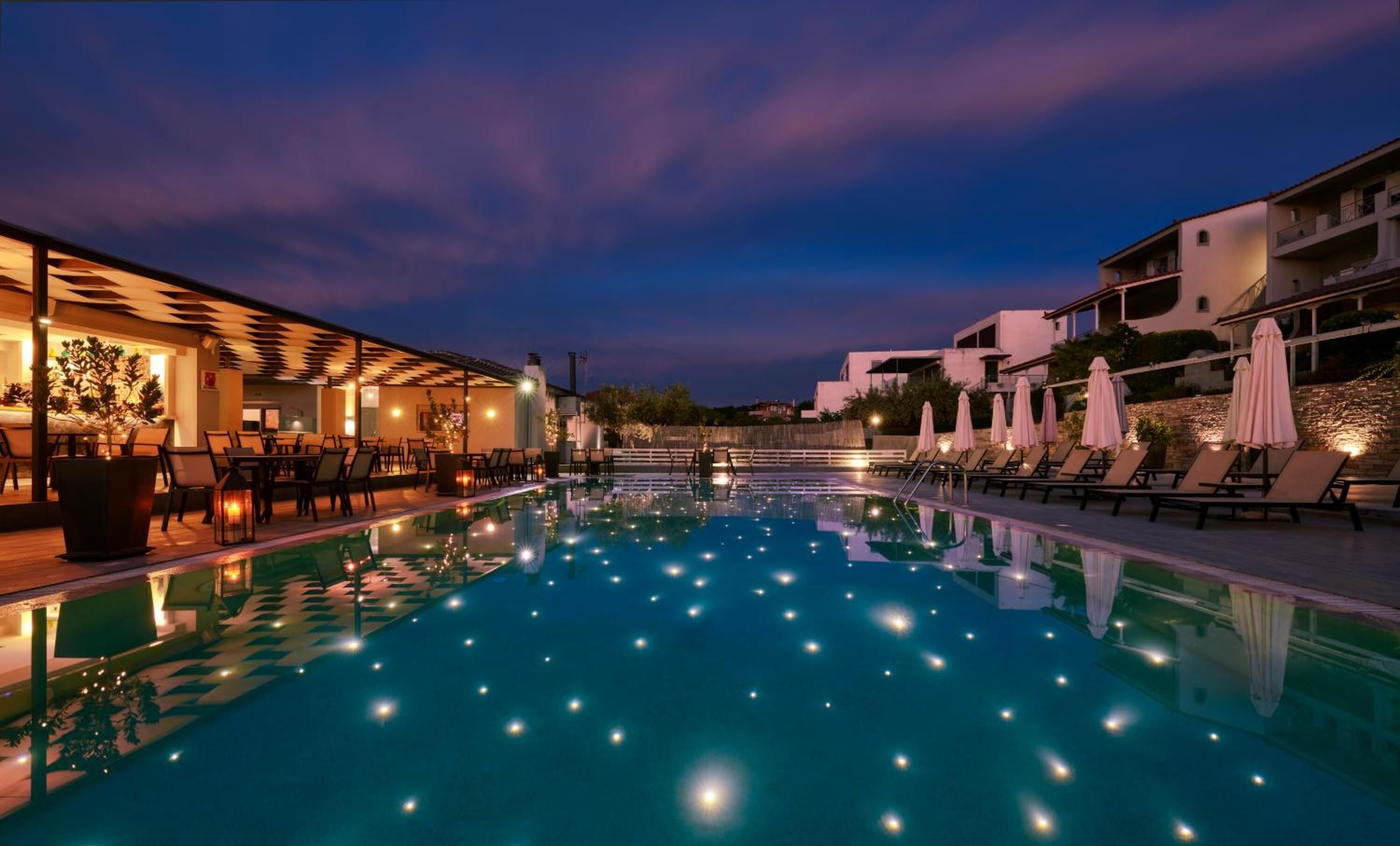 Outdoor pool, pool umbrellas, sun loungers