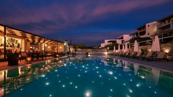 Outdoor pool, pool umbrellas, sun loungers