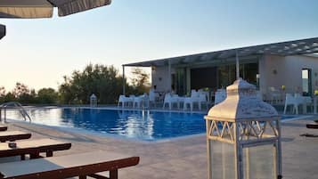 Outdoor pool, pool umbrellas, sun loungers