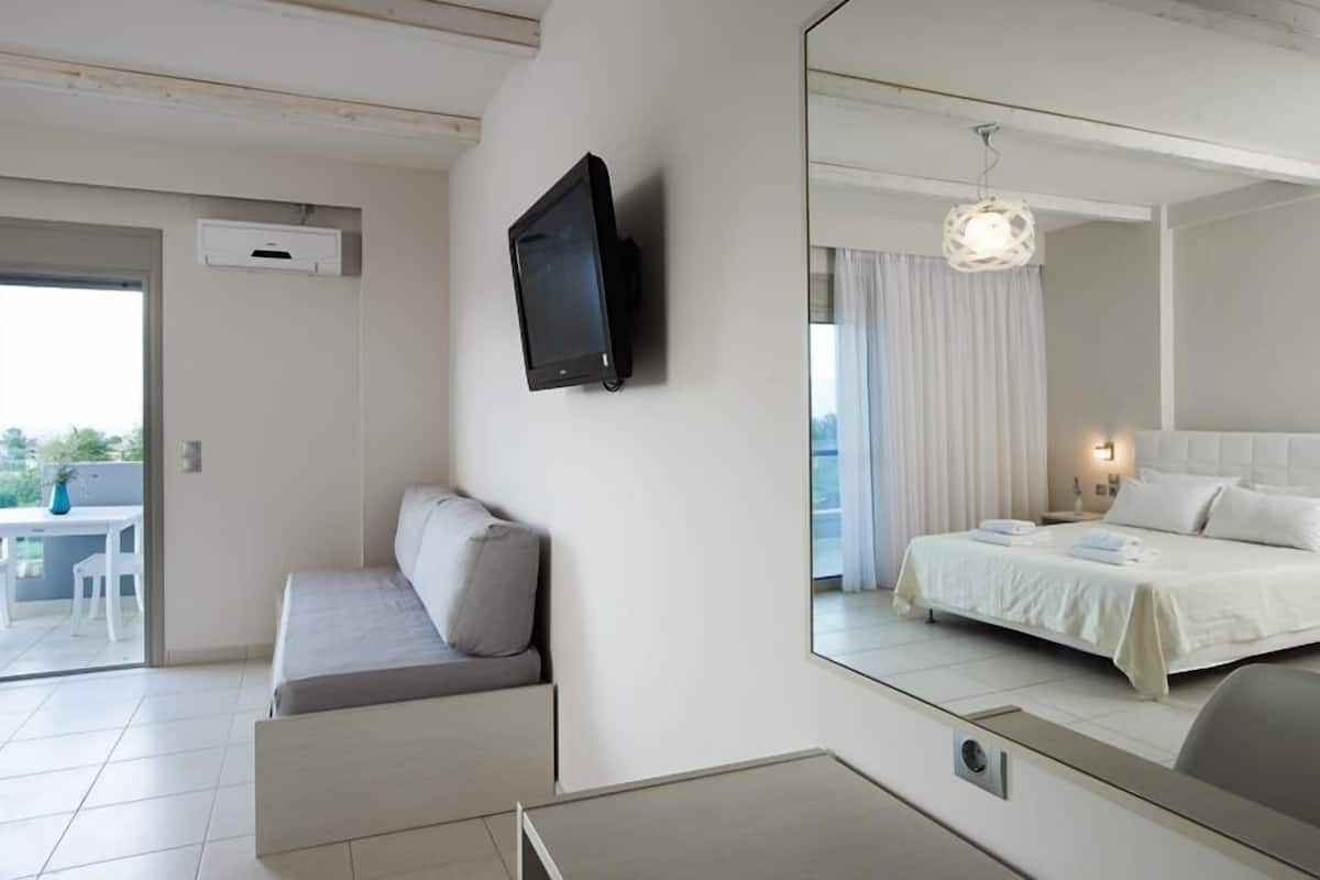 Minibar, caja de seguridad en la habitación y escritorio