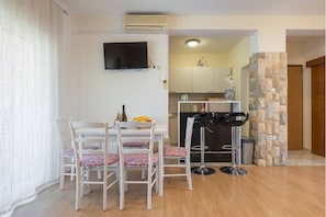 Family Apartment, 2 Bathrooms, Mountain View | Living room | 62-cm LCD TV with satellite channels, TV