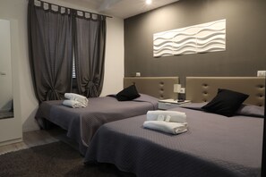 迷你吧、獨特裝修、書桌、手提電腦工作空間