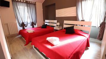 Chambre Quadruple, 1 chambre, salle de bains commune | Minibar, ameublement personnalisé, bureau