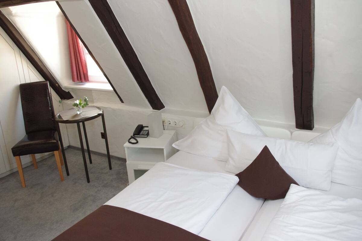 Premium bedding, in-room safe, individually decorated