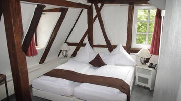 Premium bedding, in-room safe, individually decorated