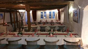 Breakfast, lunch, dinner served; alfresco dining