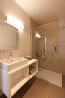 Shower, rainfall showerhead, free toiletries, hair dryer