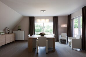 Aamiainen (10 EUR per henkilö)