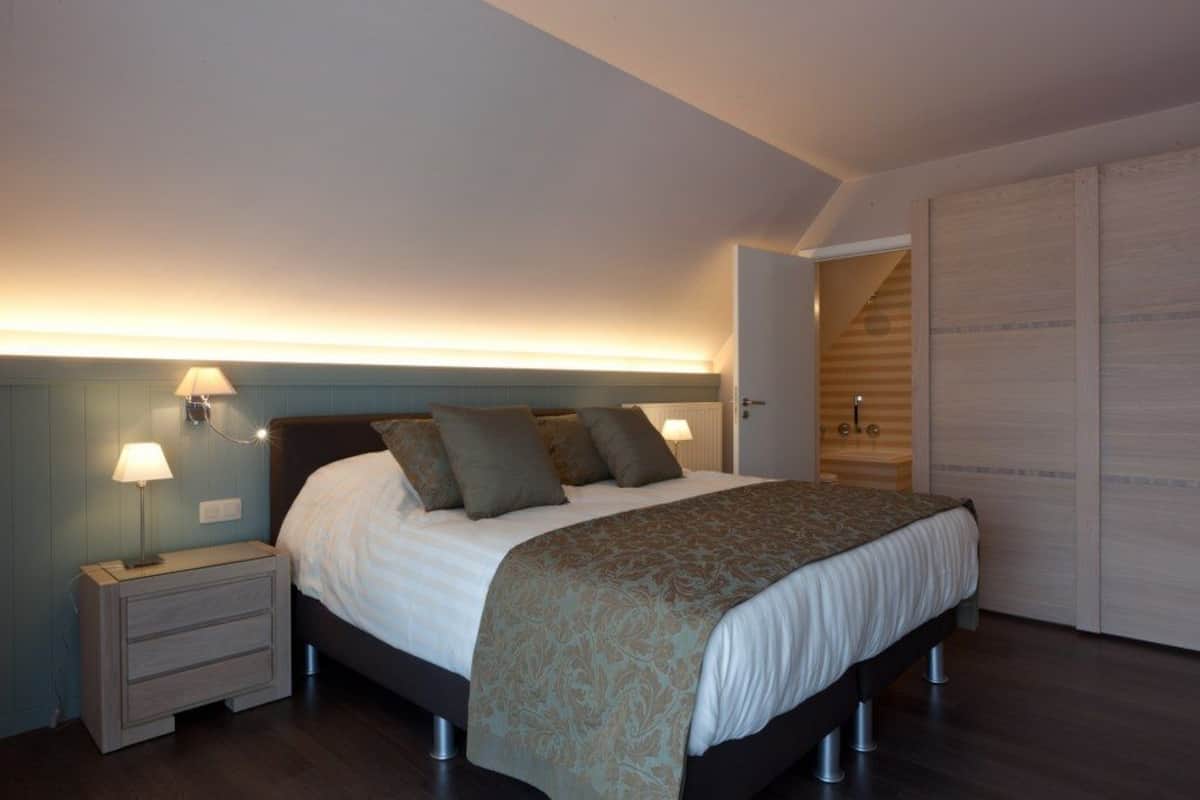Standard Double Room, Balcony | Peralatan tempat tidur premium, bar mini, peti besi dalam bilik