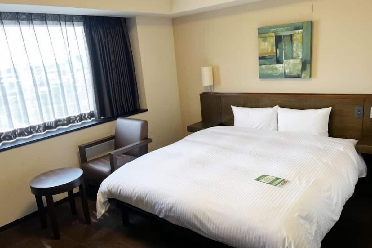 Escritorio, wifi gratis y ropa de cama