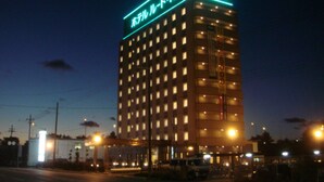 施設の正面 (日没後)