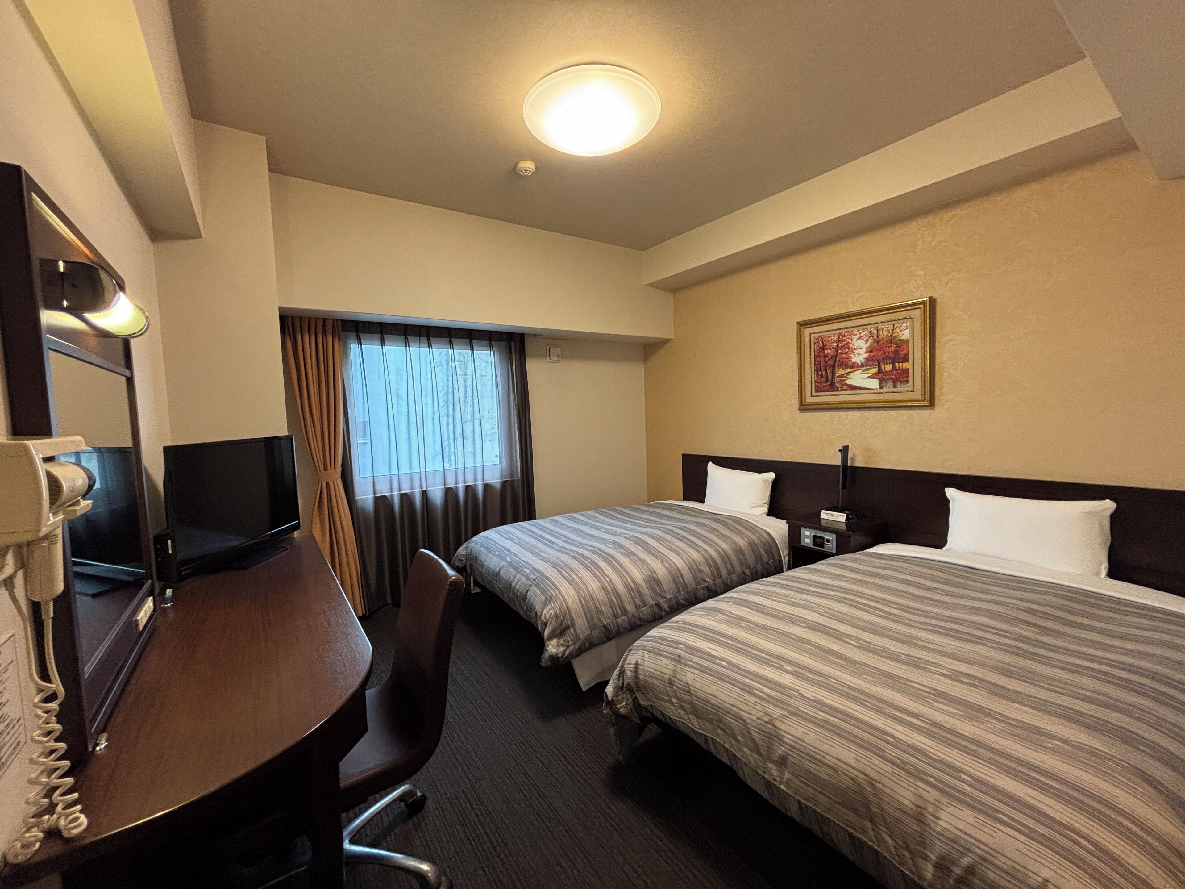 デスク、WiFi (無料)、ベッドシーツ