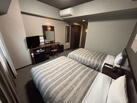 Escritorio, wifi gratis y ropa de cama 