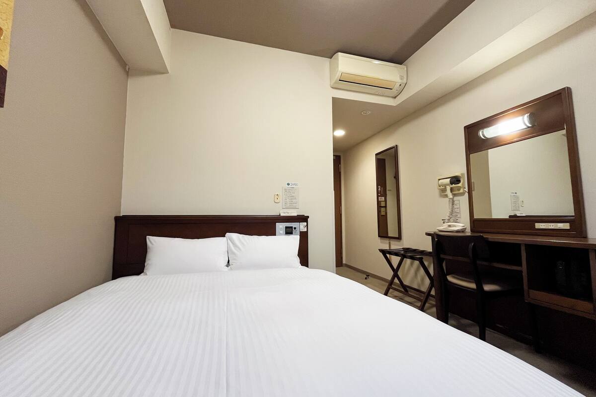 desk, free wired internet, bed sheets