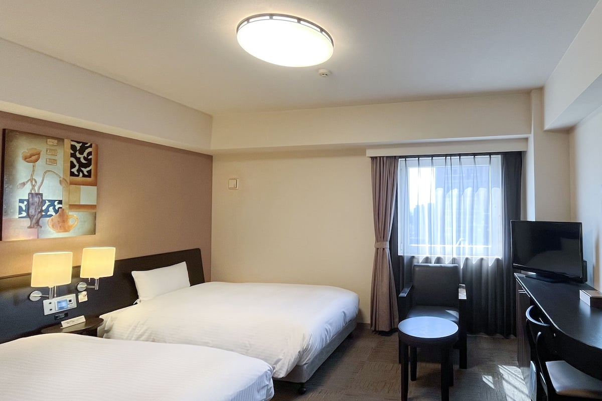 desk, free wired internet, bed sheets