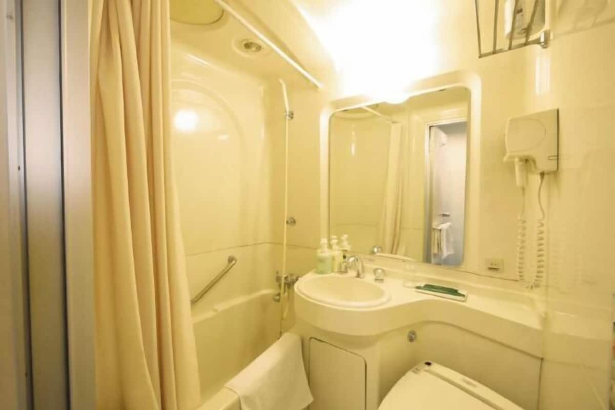 Badkamer | Een bad/douchecombinatie, gratis toiletartikelen, een haardroger