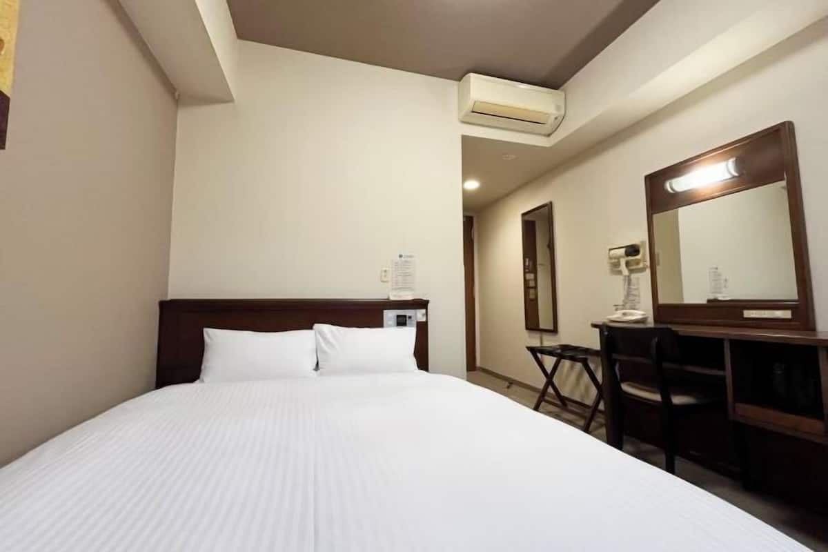 Desk, free wired internet, bed sheets