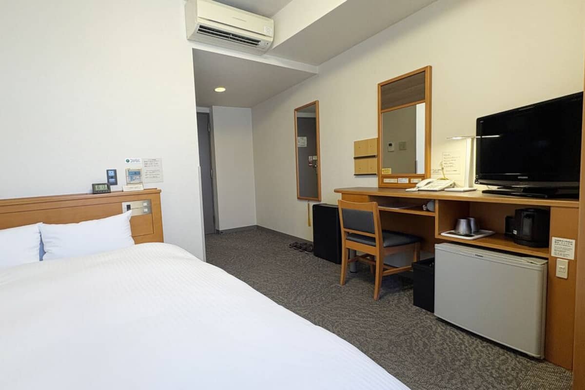 Escritorio, wifi gratis y ropa de cama