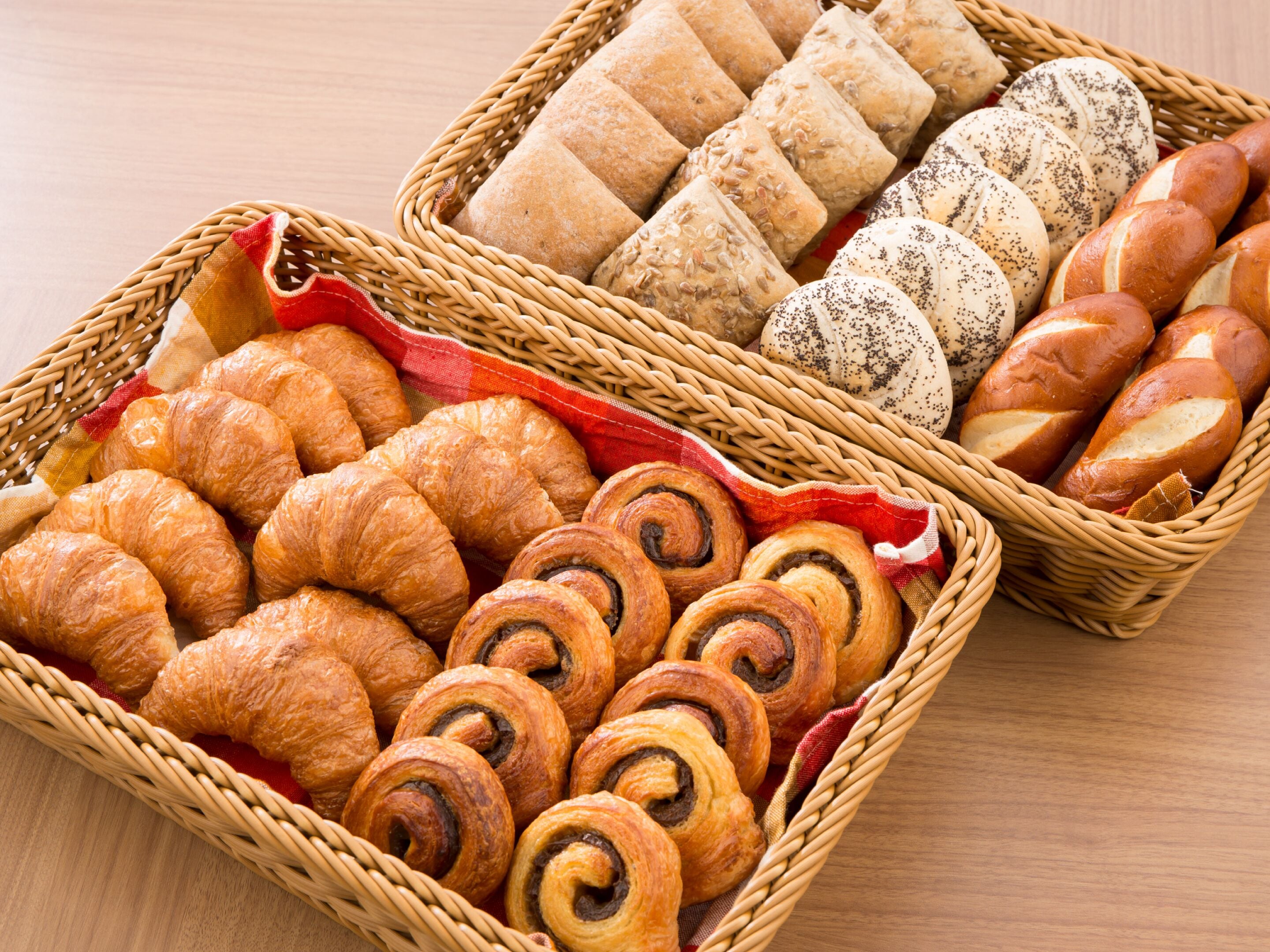 Due cesti di vimini colmi di dolci.