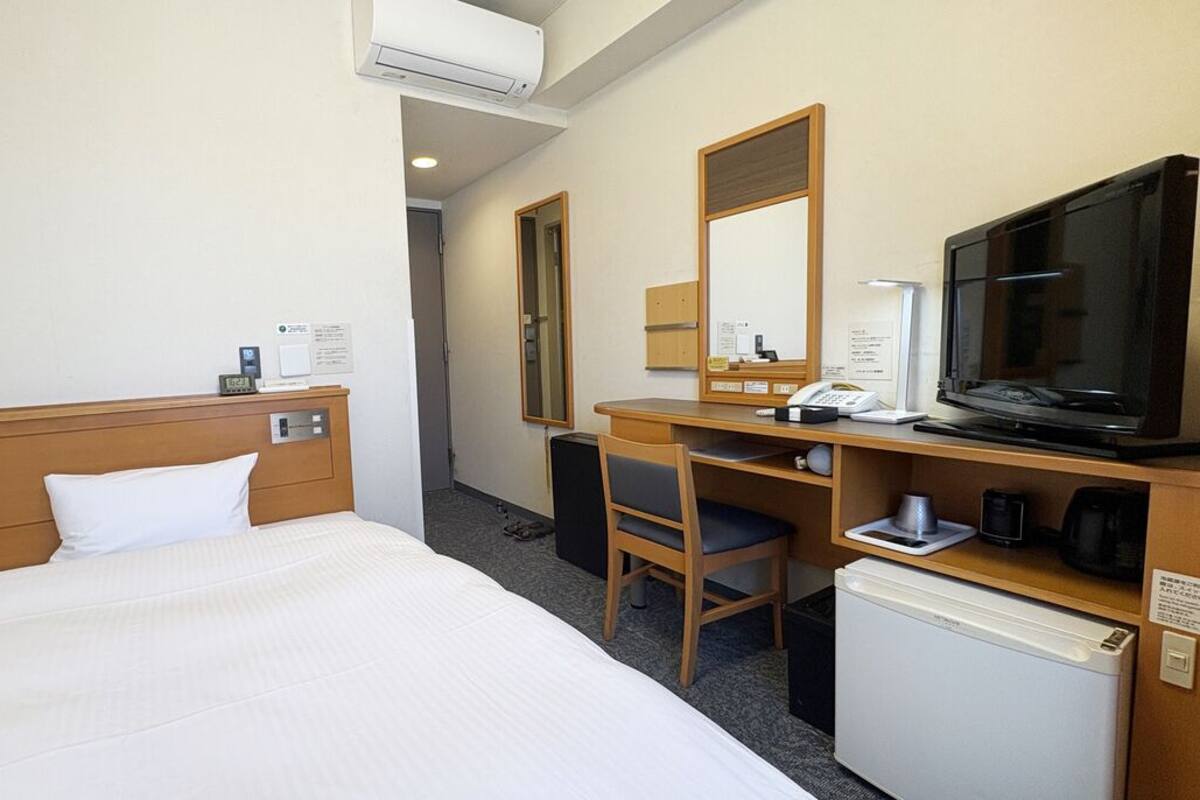 Escritorio, wifi gratis y ropa de cama