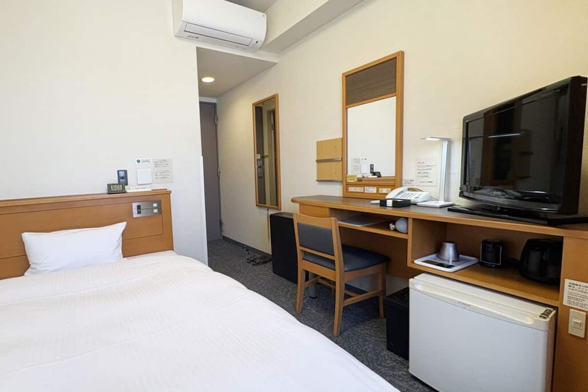 Escritorio, wifi gratis y ropa de cama