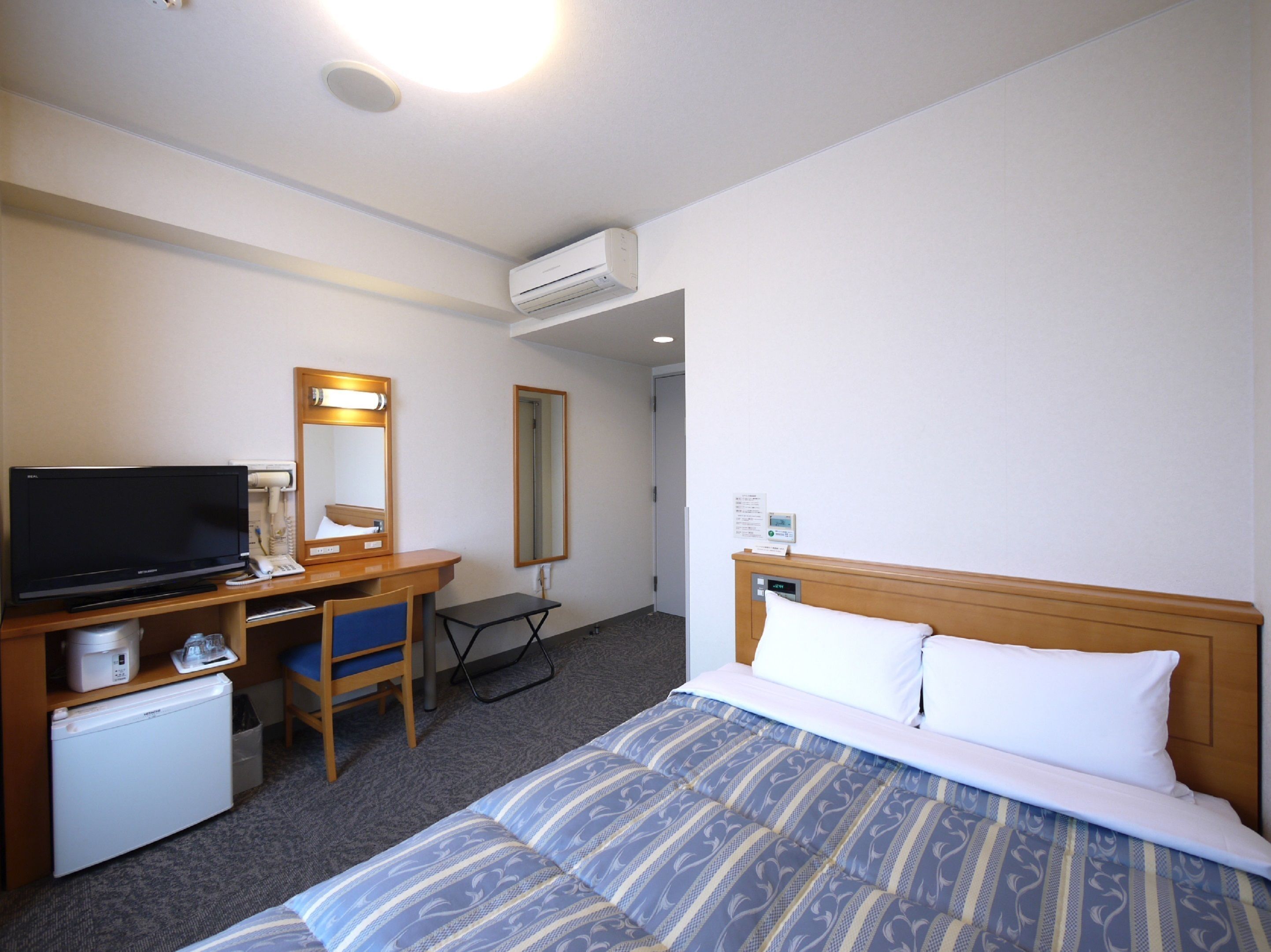 Työpöytä, ilmainen Wi-Fi, vuodevaatteet