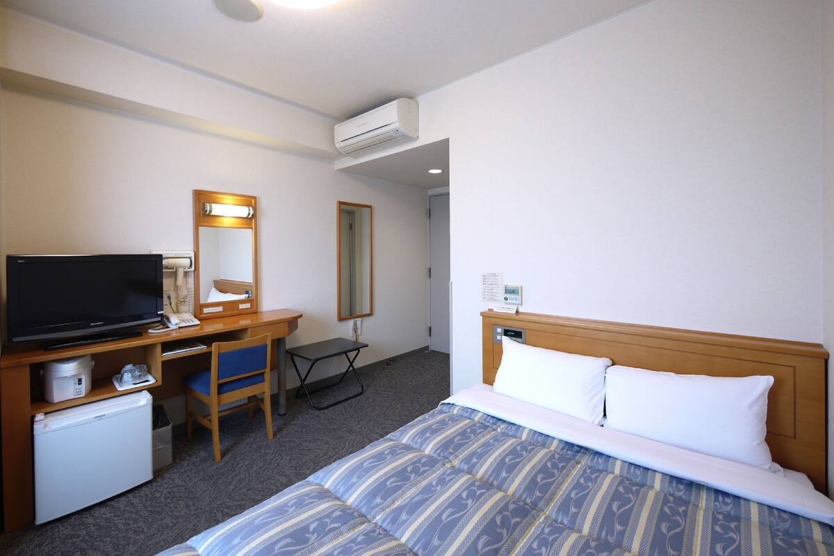 Desk, free WiFi, bed sheets