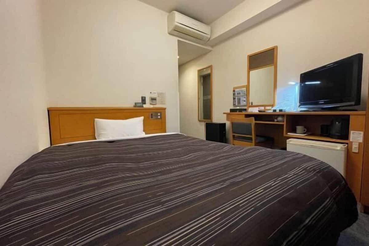Meja, Wi-fi percuma, cadar katil
