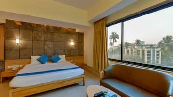 Club Room | Minibar, in-room safe, desk, iron/ironing board
