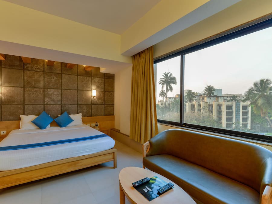 Habitación Club | Minibar, caja fuerte, escritorio y tabla de planchar con plancha