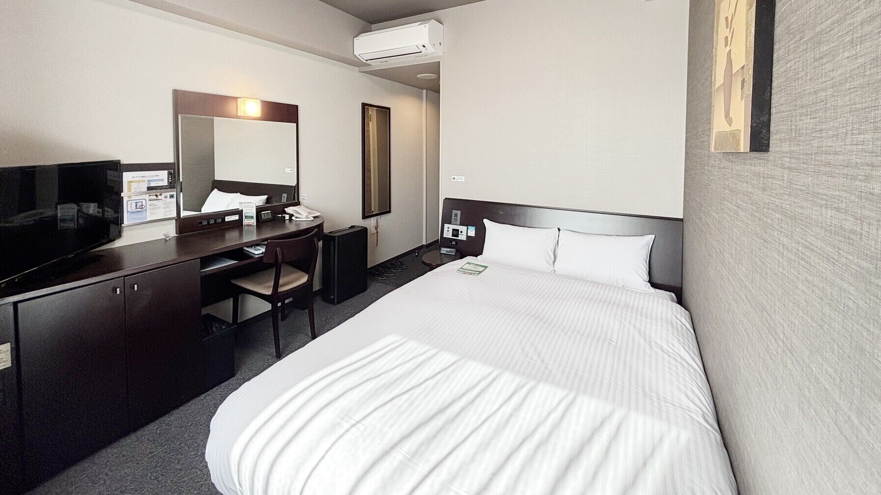 Escritorio, wifi gratis y ropa de cama 
