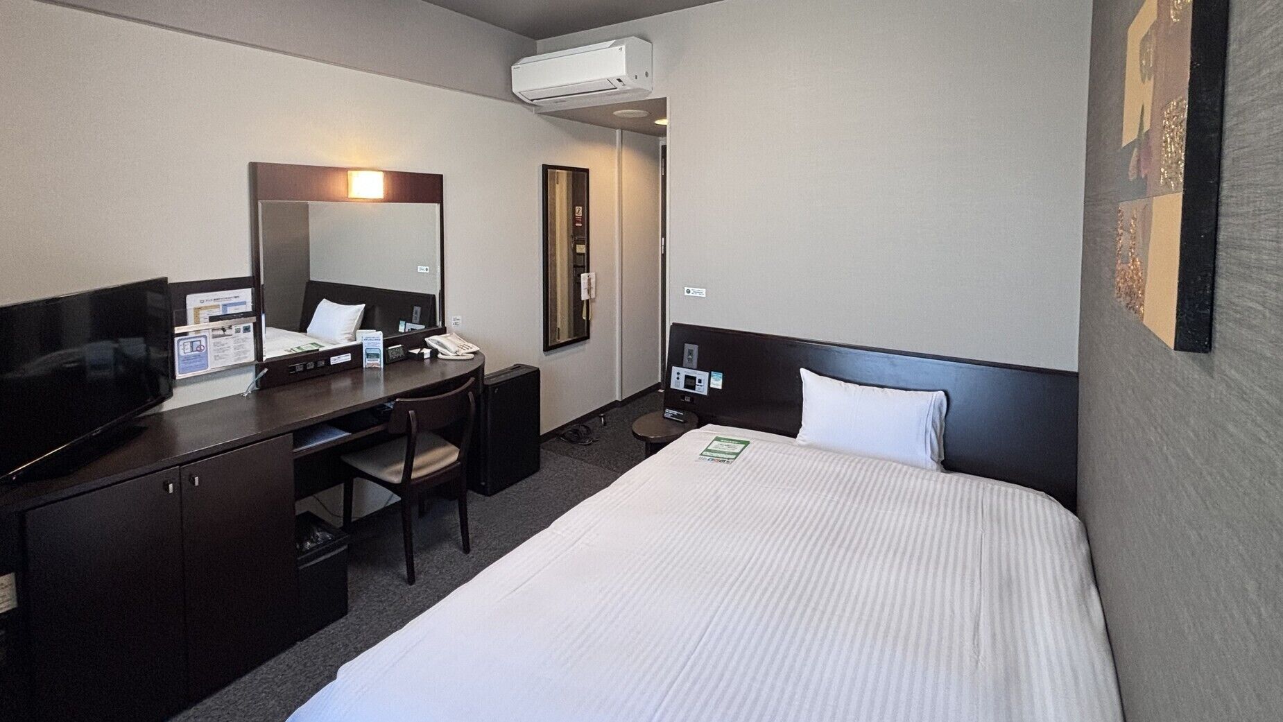 Escritorio, wifi gratis y ropa de cama 