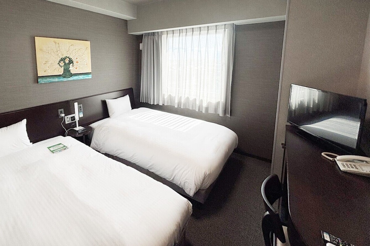 Escritorio, wifi gratis y ropa de cama