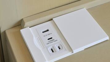 Een witte stekkerdoos met USB-poort en een label dat aangeeft dat het 5V gelijkstroom en gecombineerd 3A is.