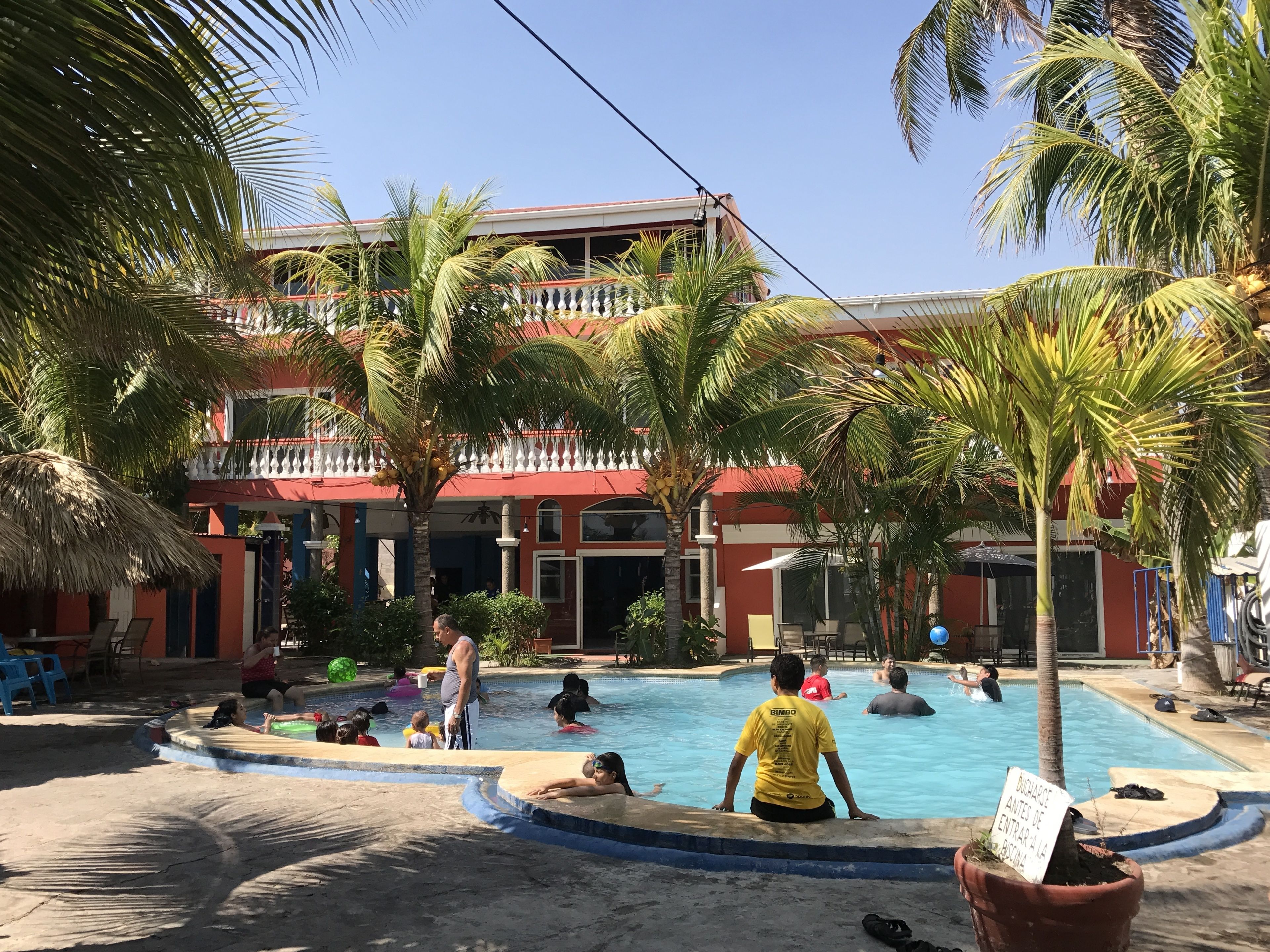 Bar tepi kolam renang